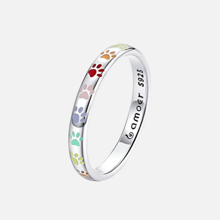 Stříbrný prsten s otiskem tlapky. 