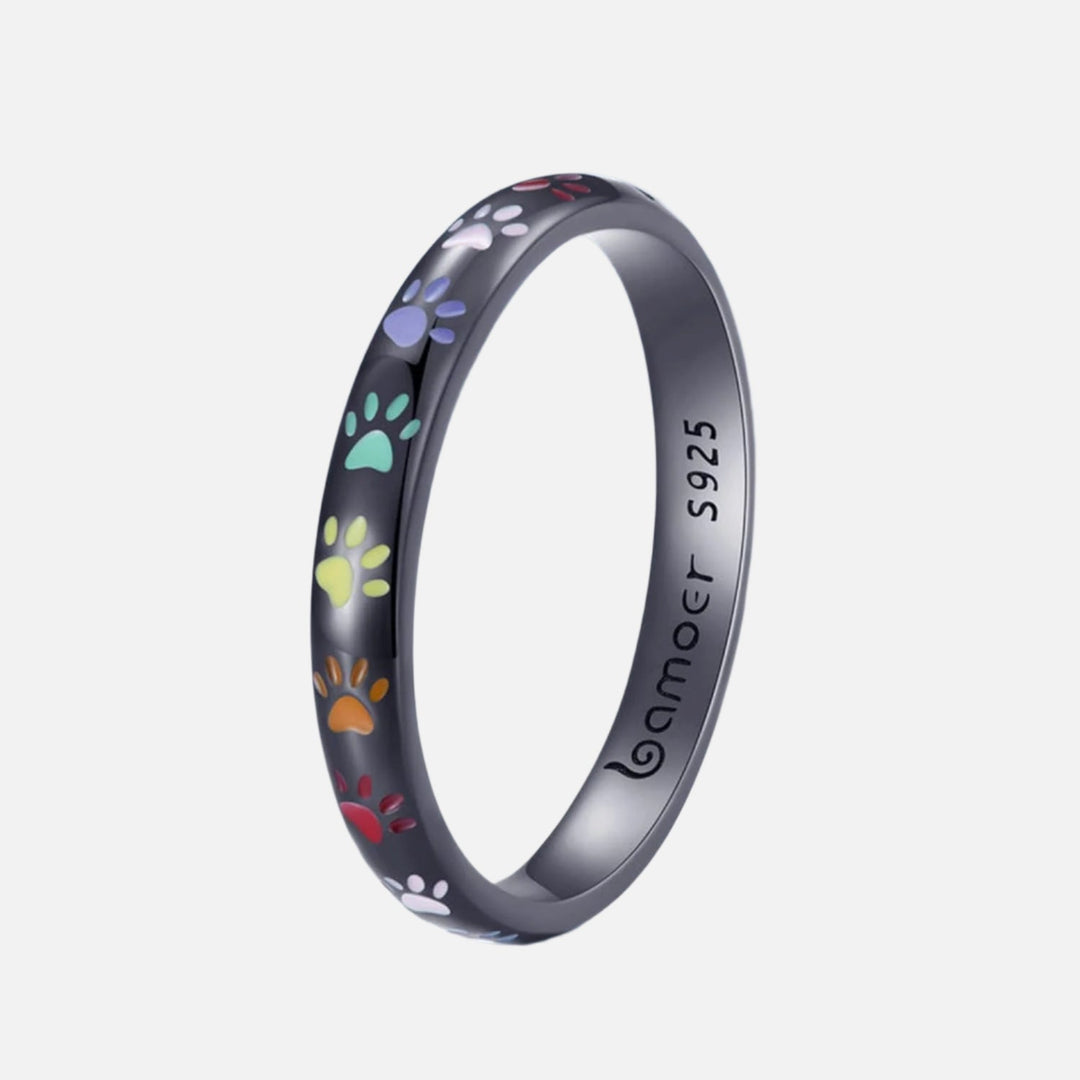 Stříbrný prsten s otiskem tlapky. 