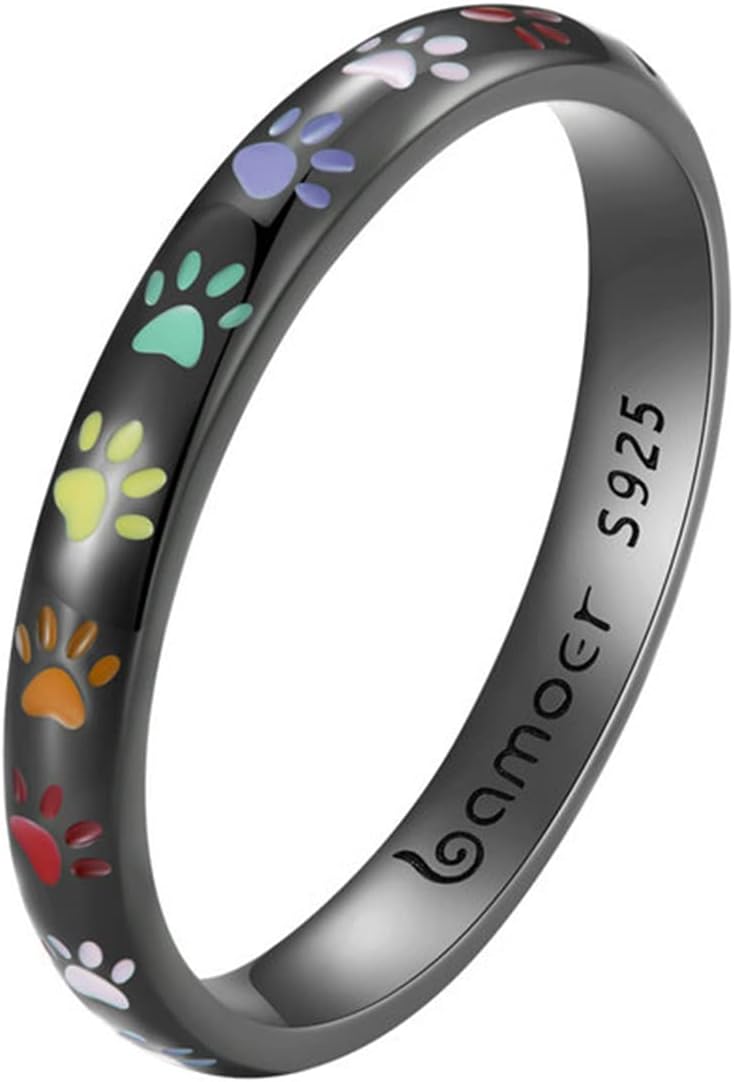 Stříbrný prsten s otiskem tlapky. 