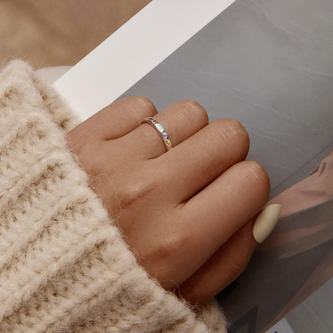 Stříbrný prsten s otiskem tlapky. 