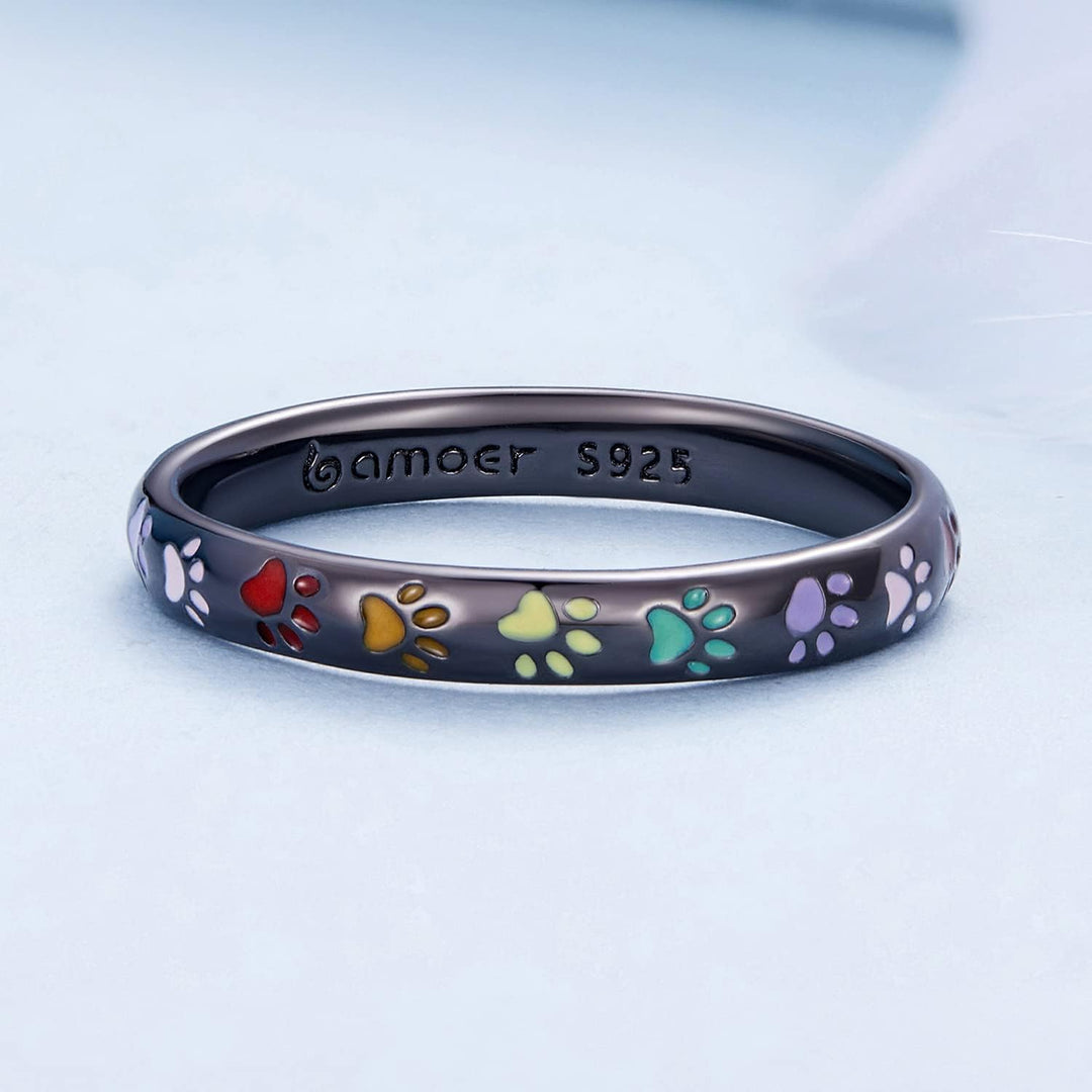 Stříbrný prsten s otiskem tlapky. 