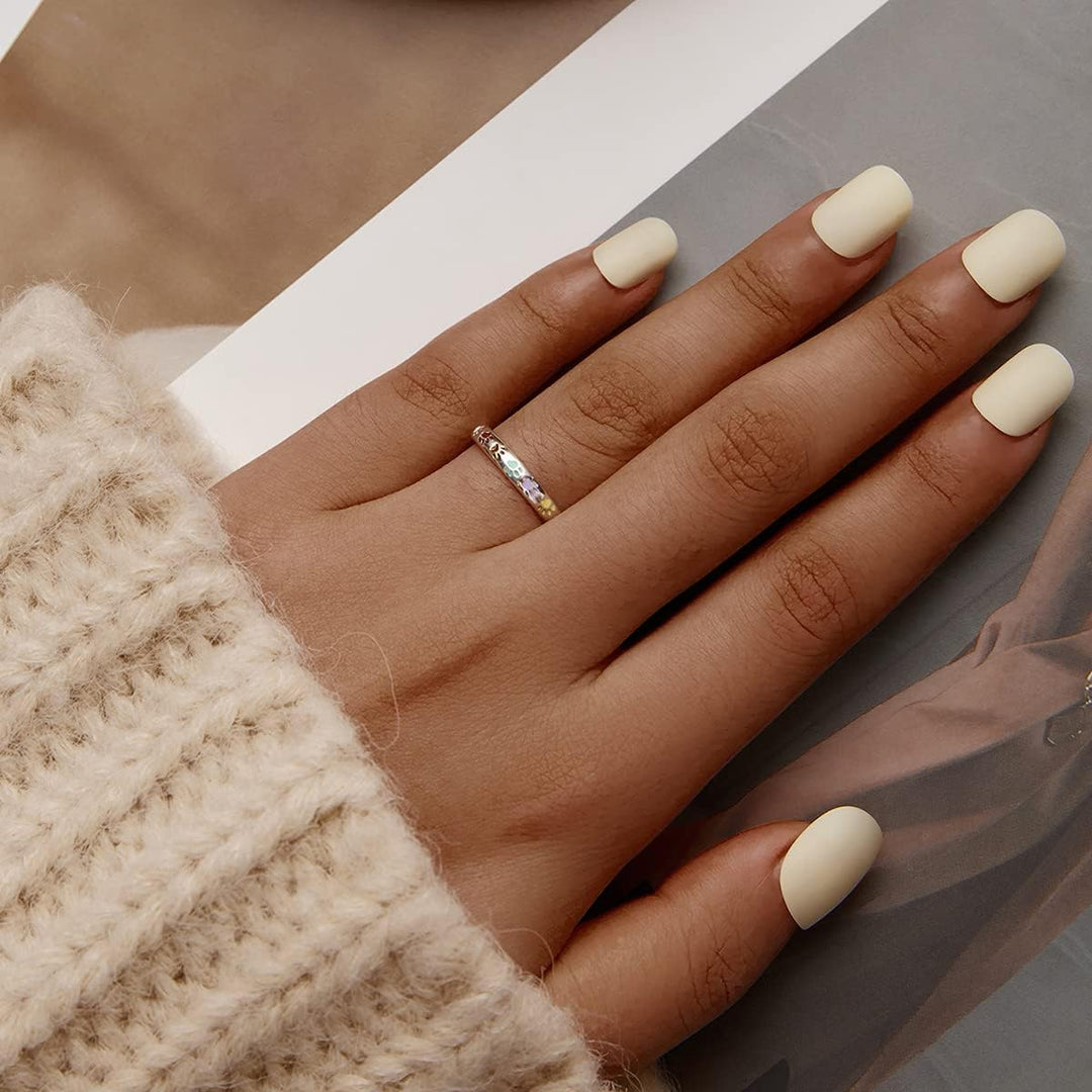 Stříbrný prsten s otiskem tlapky. 