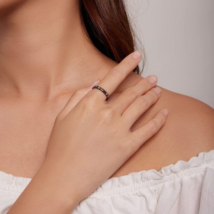 Stříbrný prsten s otiskem tlapky. 