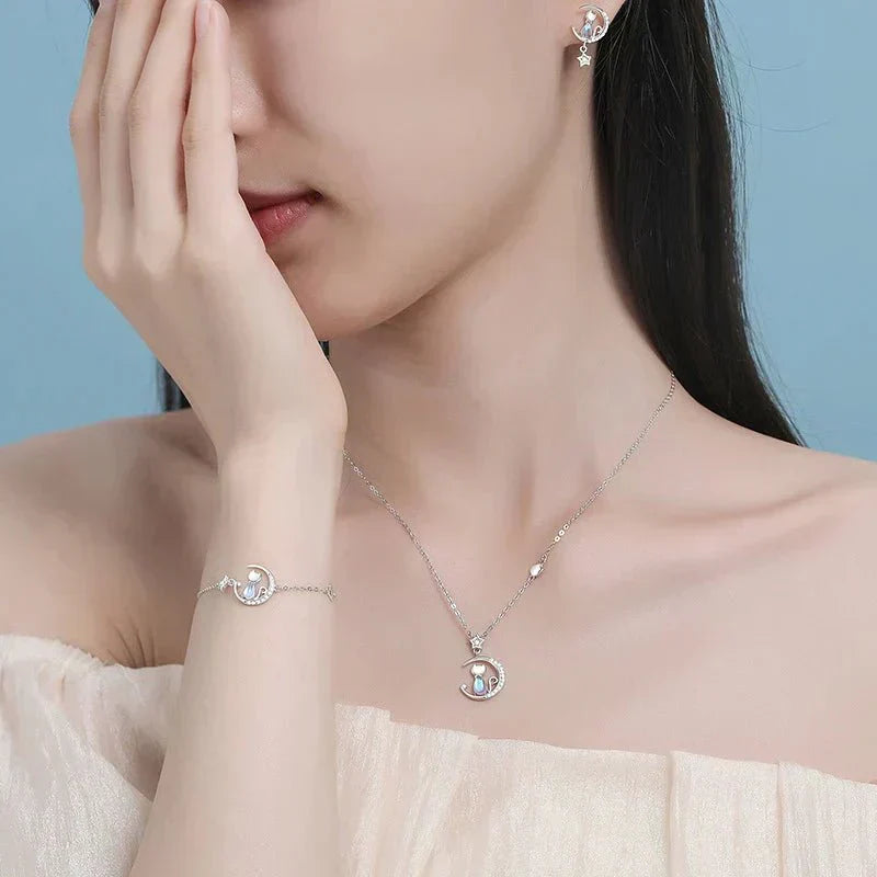 Náušnice z 925 sterlingového stříbra s kočkou, měsícem a hvězdou, osazené zirkony.