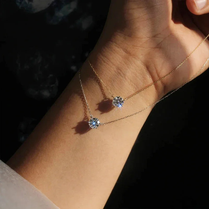 Elegantní solitérní náhrdelník s krystalem