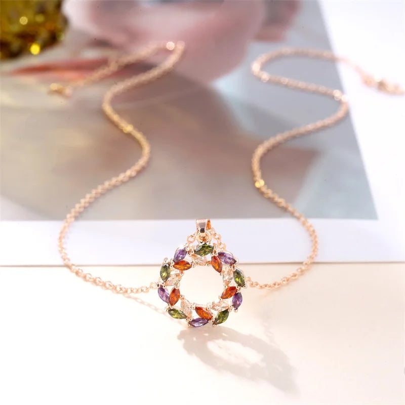 Náhrdelník s jasným duhovým přívěskem