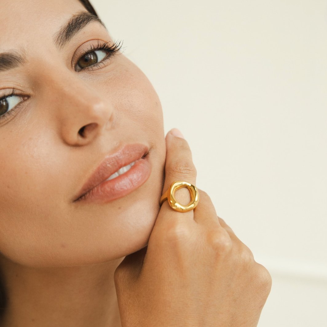 Prsten z roztaveného zlata